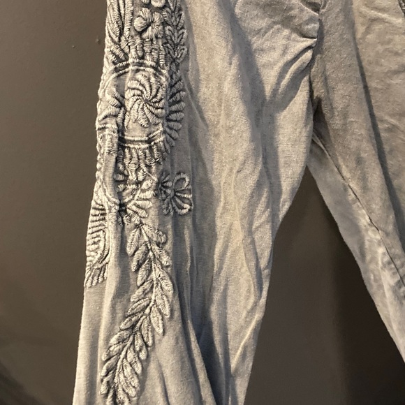 Solitaire size small gray embroidered long sleeve top Great condition - Picture 4 of 9